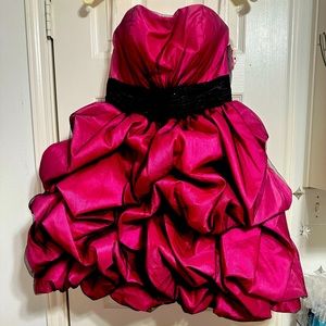 Karishma 
Sweetheart  taffeta/lace  bubble 
Size:04
Color: Fuchsia/black